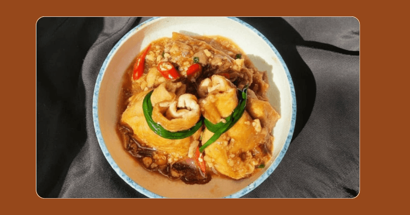 Đậu hũ nhồi nấm rơm kho nước tương là một trong các món kho chay ngon nhất