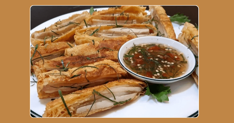 Tàu hũ ky cuộn nấm đùi gà kho tộ là một trong các món kho chay từ nấm