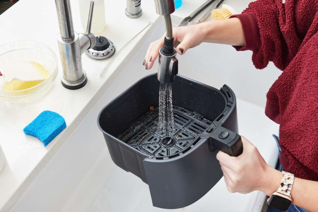 Cách vệ sinh nồi chiên không dầu sạch bong