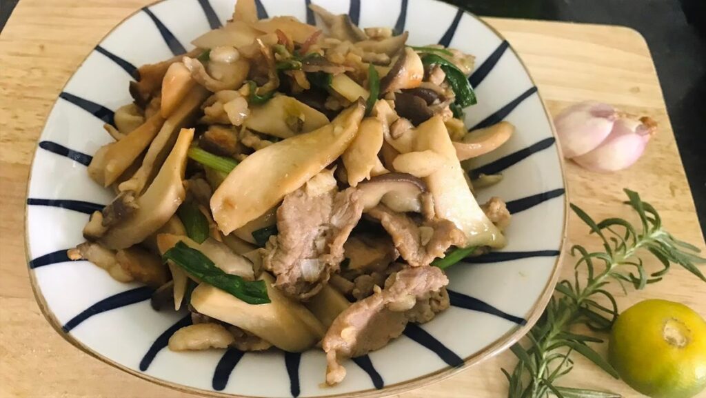 Nấm đùi gà xào thịt heo